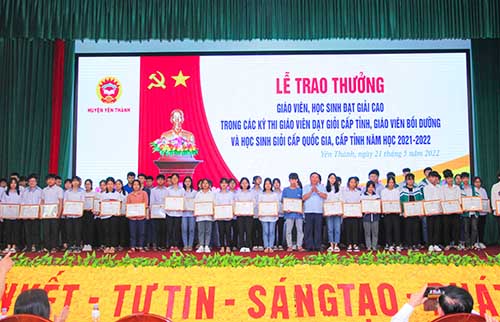 Trao học bổng cho 71 học sinh nghèo vượt khó học giỏi ở huyện Yên Thành